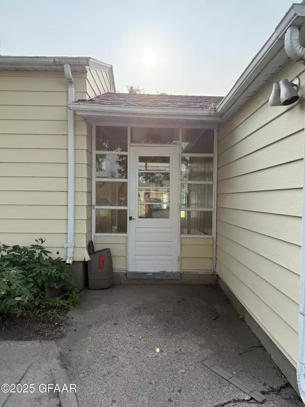 Grafton, ND 58237,916 MANVEL AVE