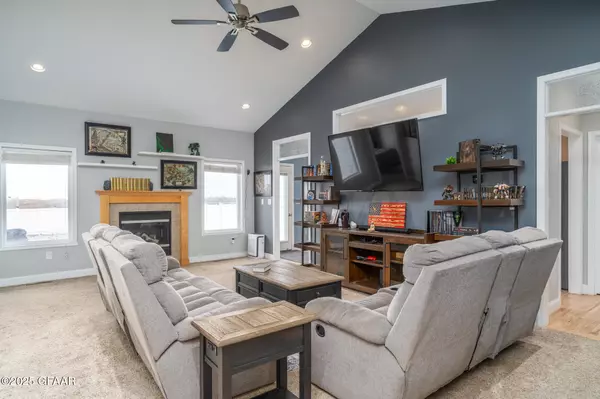 Grand Forks, ND 58201,5596 CYPRESS POINT DR