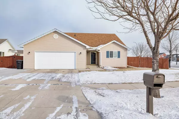 3995 BROOKSHIRE DR, Grand Forks, ND 58201