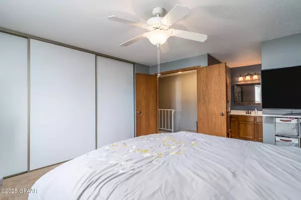 8 PARKVIEW CIR Grand Forks, ND 58201