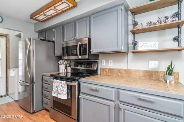 8 PARKVIEW CIR Grand Forks, ND 58201