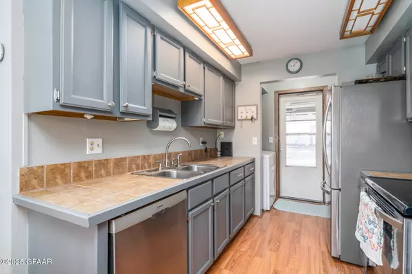 8 PARKVIEW CIR Grand Forks, ND 58201