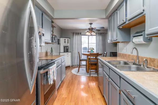 8 PARKVIEW CIR Grand Forks, ND 58201