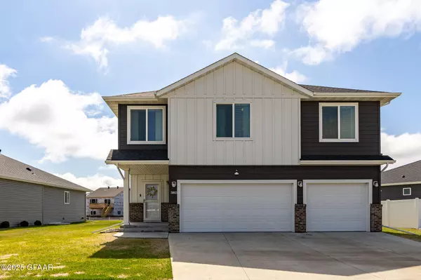 5865 LOU ANN ST, Grand Forks, ND 58201