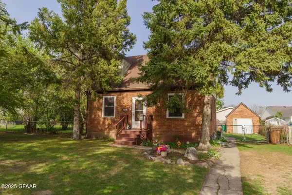 822 5TH AVE NW, East Grand Forks, MN 56721