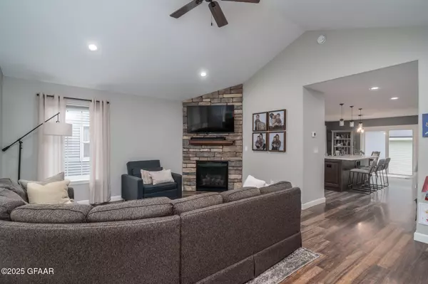 Grand Forks, ND 58201,1427 CHESTNUT ST