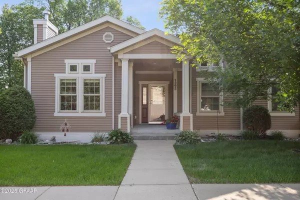 1395 HIGHPOINTE DR, Fargo, ND 58102