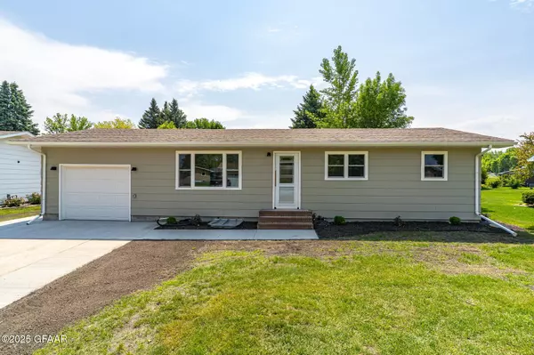 2503 CRESCENT DR, Grand Forks, ND 58201