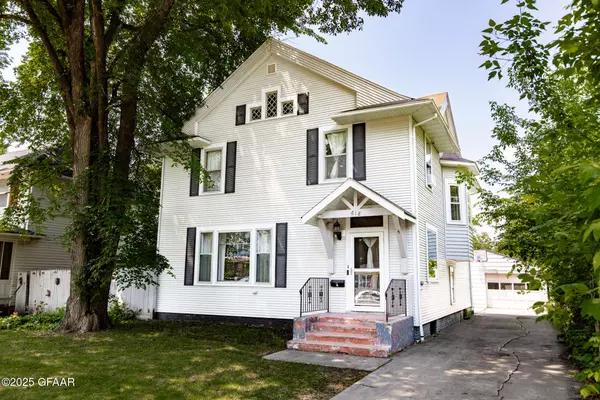 618 BELMONT RD, Grand Forks, ND 58201