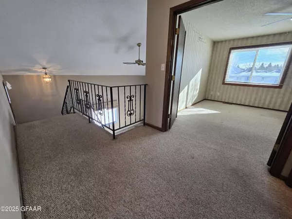 15 VAIL CIR Grand Forks, ND 58201