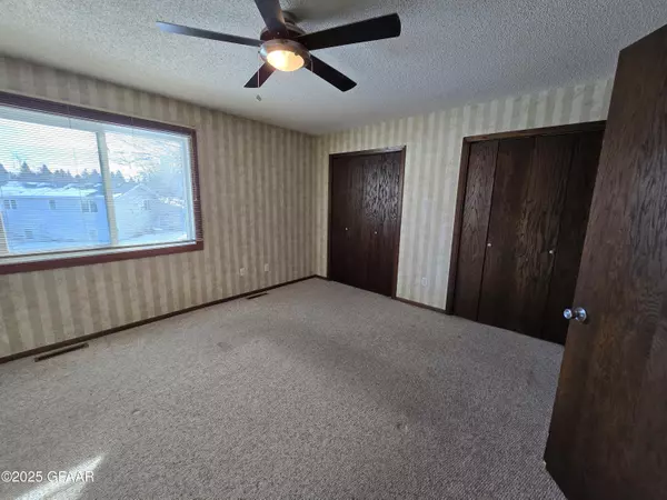 15 VAIL CIR Grand Forks, ND 58201