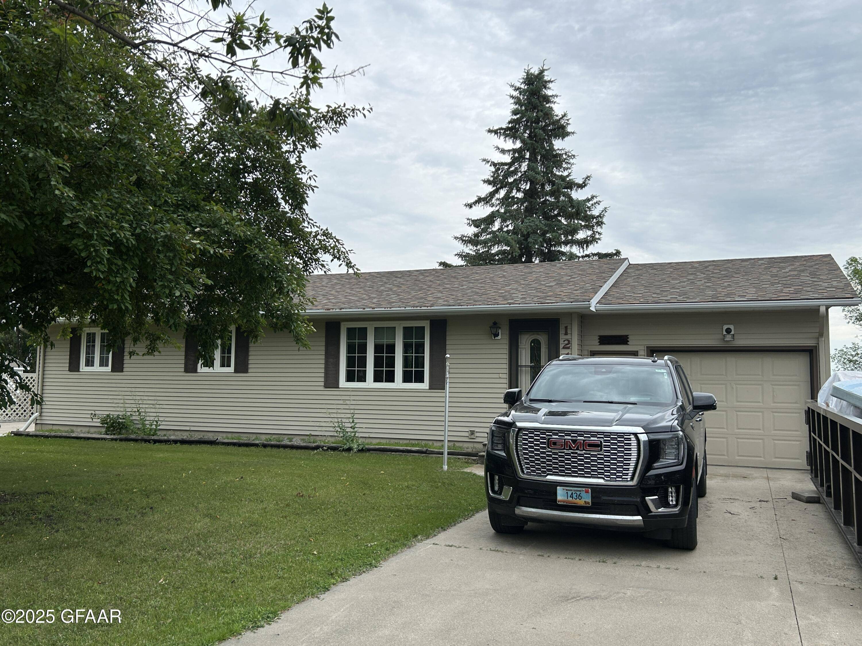 1240 EASTVIEW DR, Grafton, ND 58237
