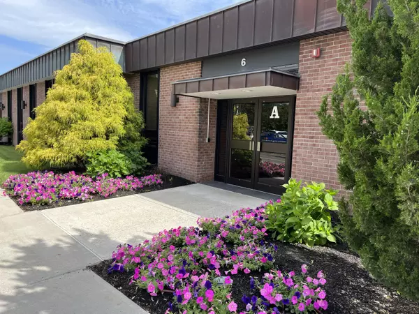 6 Executive Park DR, Albany, NY 12203