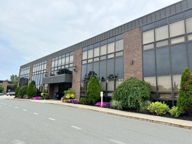 2 Executive Park DR, Guilderland, NY 12084