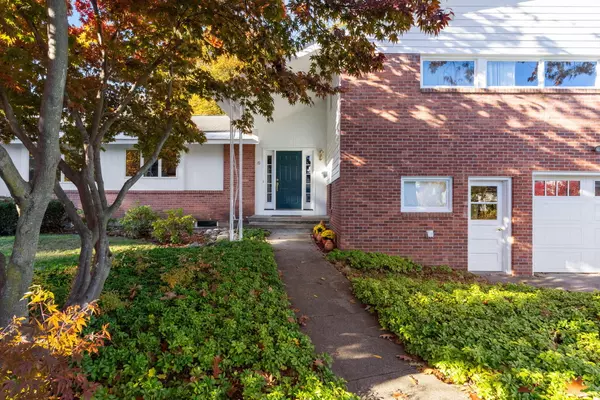 6 Arbor DR, Glens Falls, NY 12801