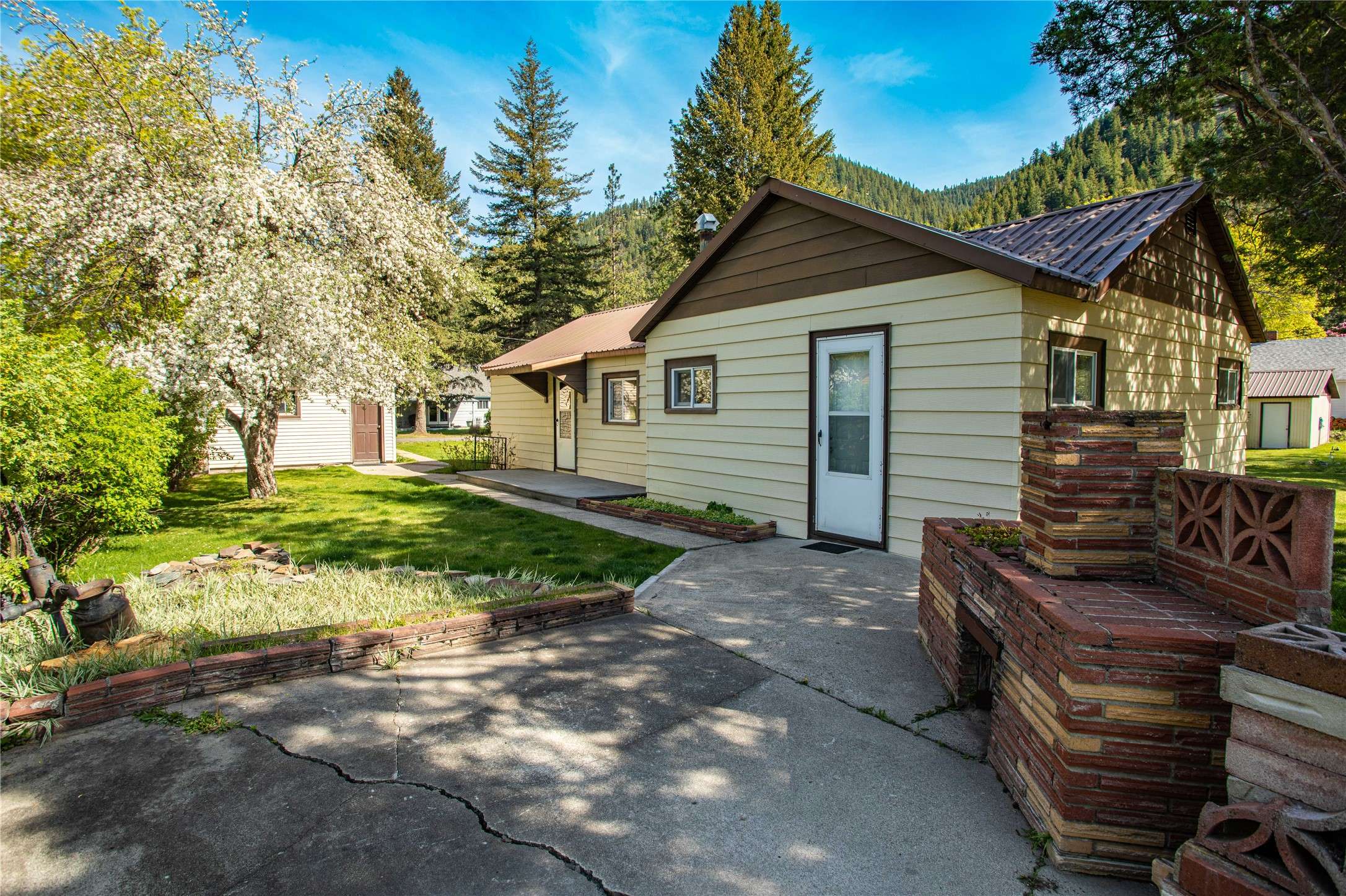10225 Shady LN, Bonner, MT 59823