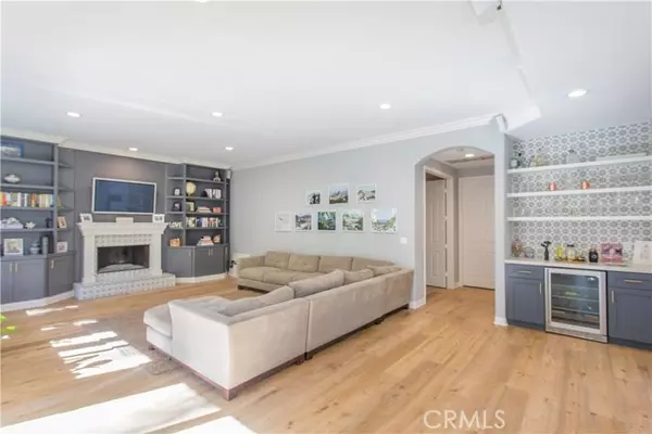 Woodland Hills, CA 91367,24736 Calvert ST