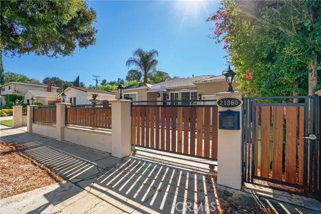 Woodland Hills, CA 91364,21860 Dumetz RD