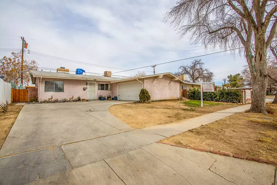 1109 W Holguin ST, Lancaster, CA 93534