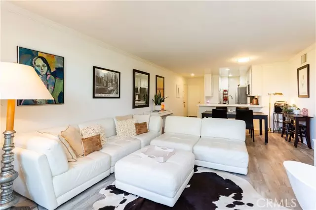 10240 Camarillo ST 203, Toluca Lake, CA 91602