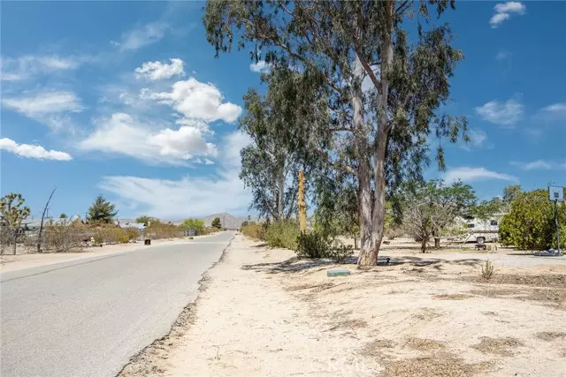 Joshua Tree, CA 92252,63600 Walpi DR