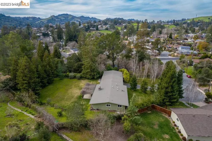 8 Rae DR, Orinda, CA 94563