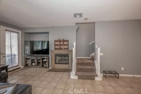 Saugus, CA 91350,19435 Opal LN