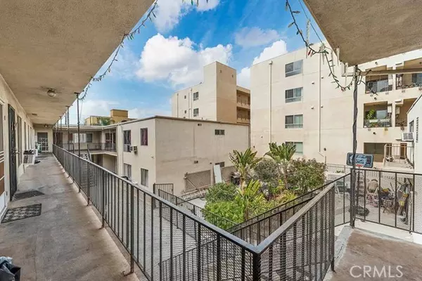 North Hollywood, CA 91405,13425 Vanowen ST