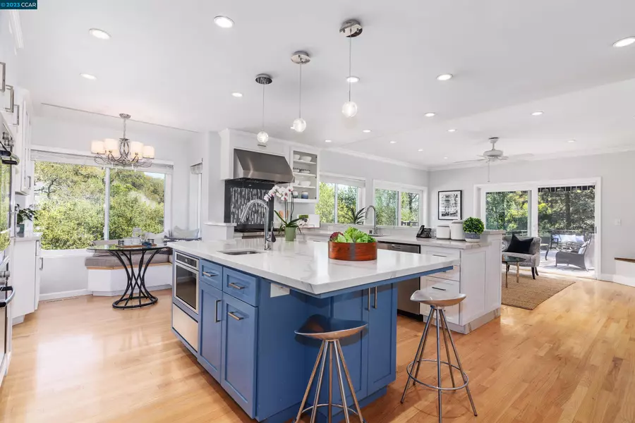 210 Tappan LN, Orinda, CA 94563