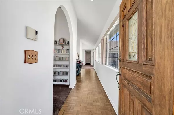 Woodland Hills, CA 91367,23346 Burbank BLD