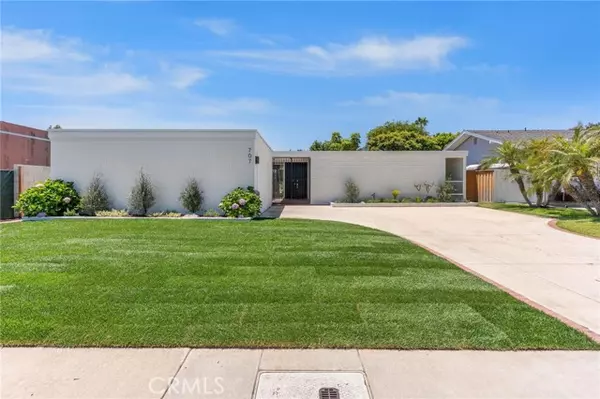 Corona Del Mar, CA 92625,707 Patolita DR