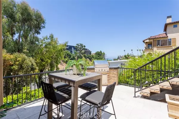 Corona Del Mar, CA 92625,402 Dahlia