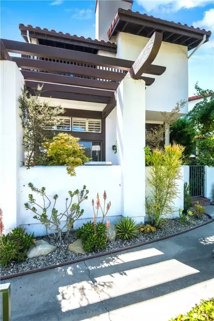 Pacific Palisades, CA 90272,1830 Palisades DR