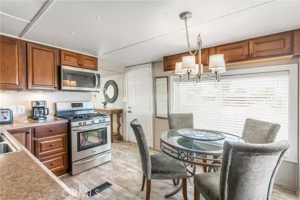 Thousand Palms, CA 92276,33250 Laura DR