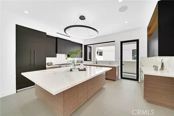 Corona Del Mar, CA 92625,712 Iris