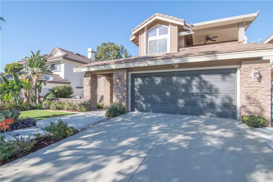 2251 Whiteoak LN, Corona, CA 92882