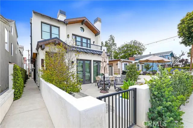 Corona Del Mar, CA 92625,519 .5 Larkspur AVE