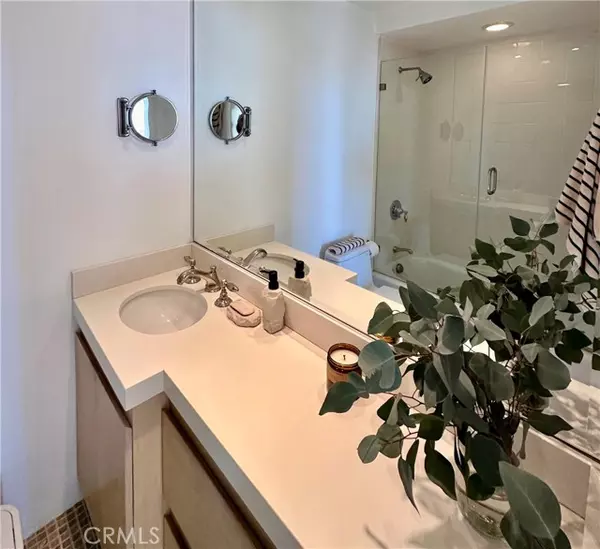 Pacific Palisades, CA 90272,17352 W Sunset BLD 204