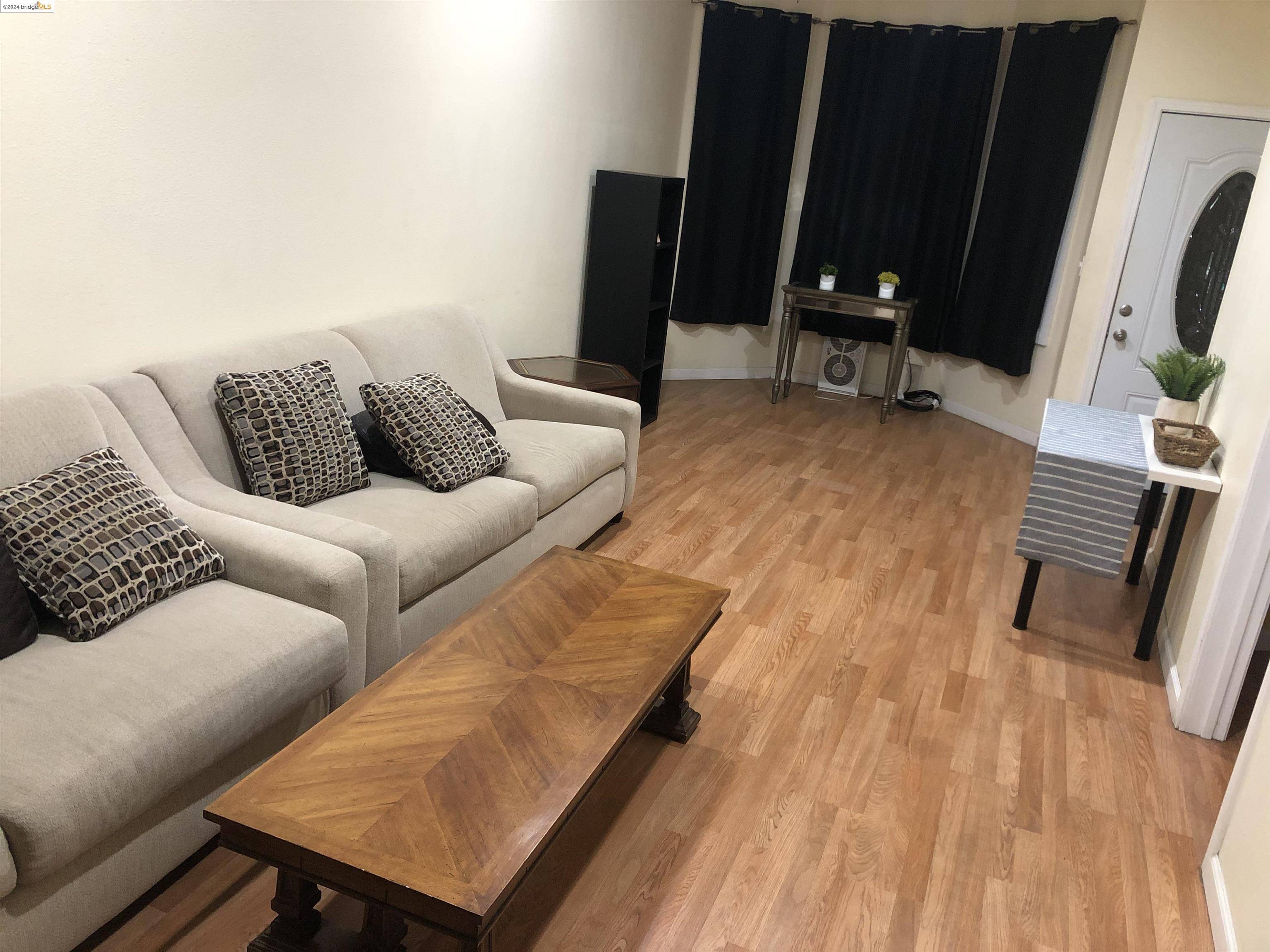 Oakland, CA 94608,3433 Haven upstairs #2 upstairs #2