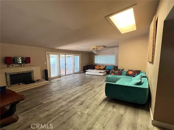 Woodland Hills, CA 91367,20872 Collins ST
