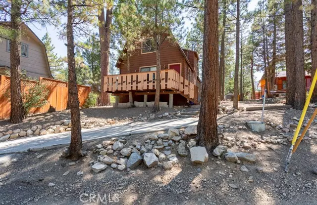 320 Hilltop LN, Big Bear City, CA 92314