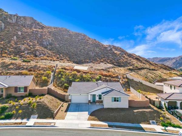 1079 Capstone LN, Hemet, CA 92545