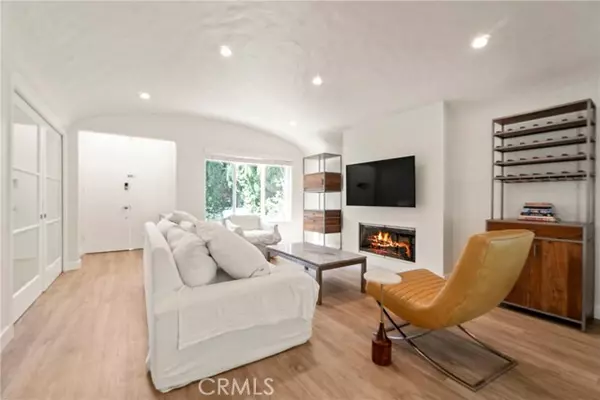 West Hollywood, CA 90069,9051 Lloyd PL