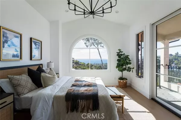 Laguna Beach, CA 92651,1060 Van Dyke DR