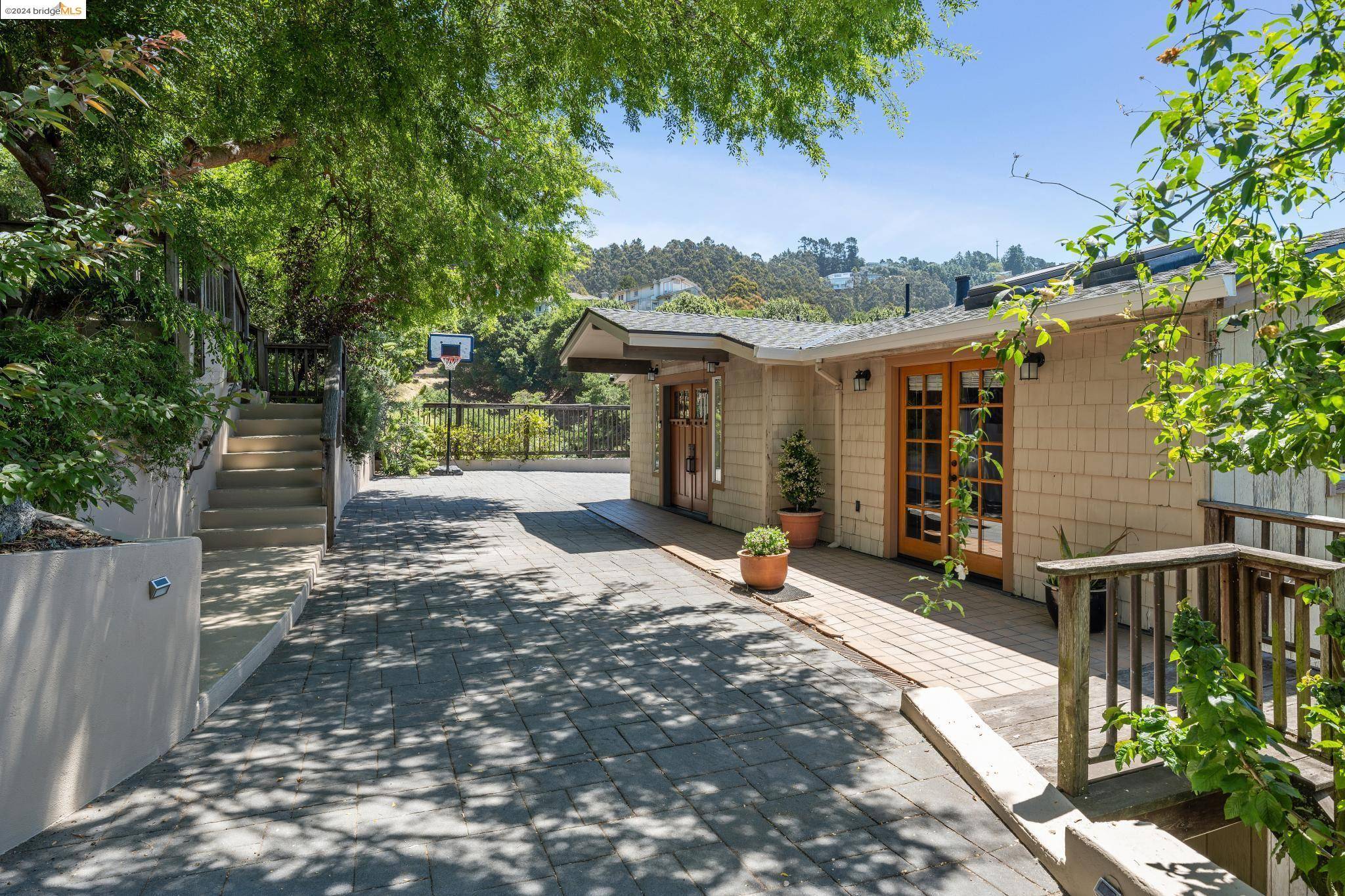 2335 Tunnel Rd, Oakland, CA 94611