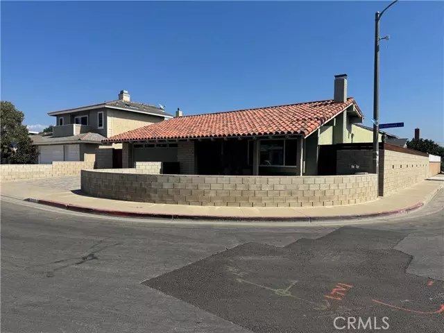 21212 Strathmoor LN, Huntington Beach, CA 92646