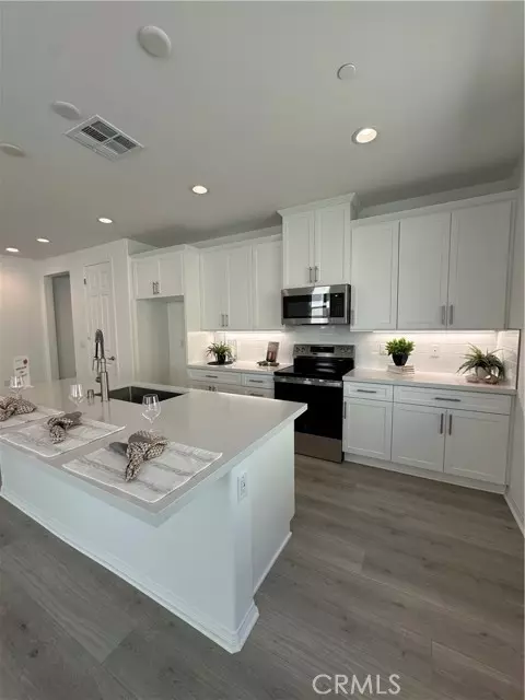 Corona, CA 92883,24115 Hillcrest DR