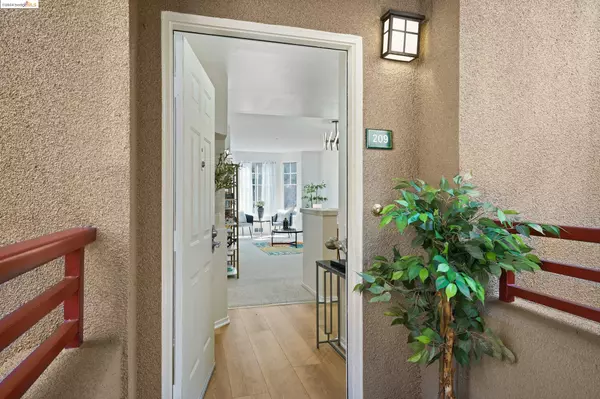 Oakland, CA 94618,240 Caldecott Ln 209
