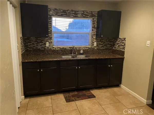 Fontana, CA 92336,17118 Lakeview CT