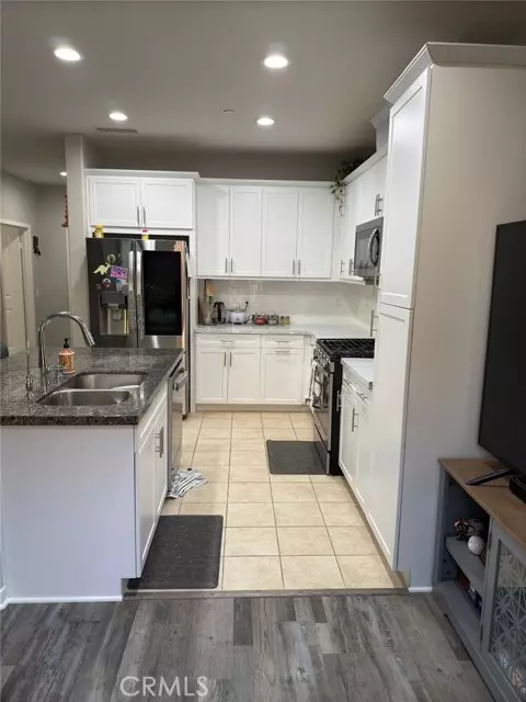 Valencia, CA 91354,28660 Jardineras DR